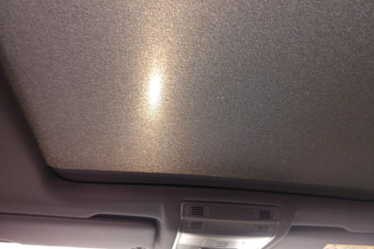 Used Volkswagen T-ROC 2025 Facelift Model 2 300TSI DSG Two-Wheel Drive Chenguang Edition Headliner