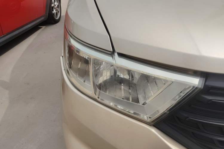 Used Wuling Hongguang V 2019 1.5L Jingqu Version China VI LAR Right Front Headlight