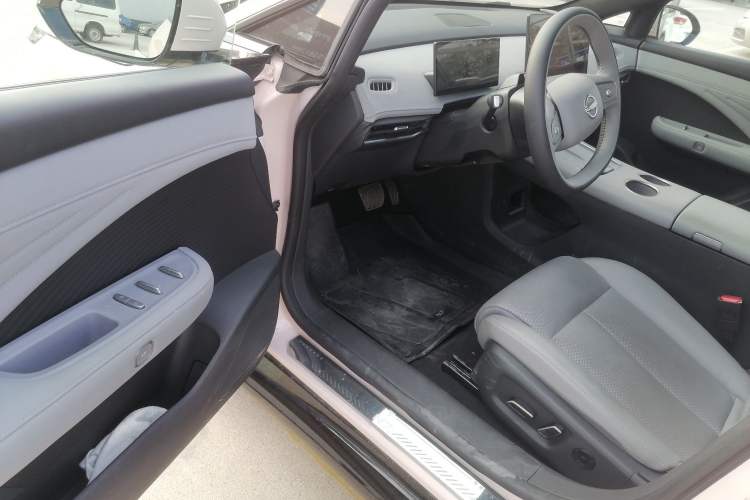 Used Nissan N7 2025 625 Max Driver Seat