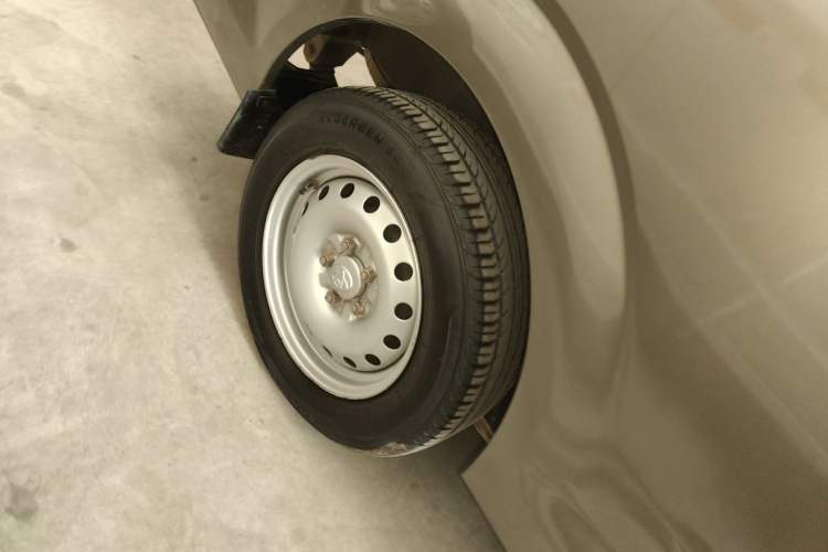 Used CHANGAN KUAYUE Xing V5 EV 2021 Luxury 6-Seater Passenger Bus with Lingdian System Right Rear Wheel Hub