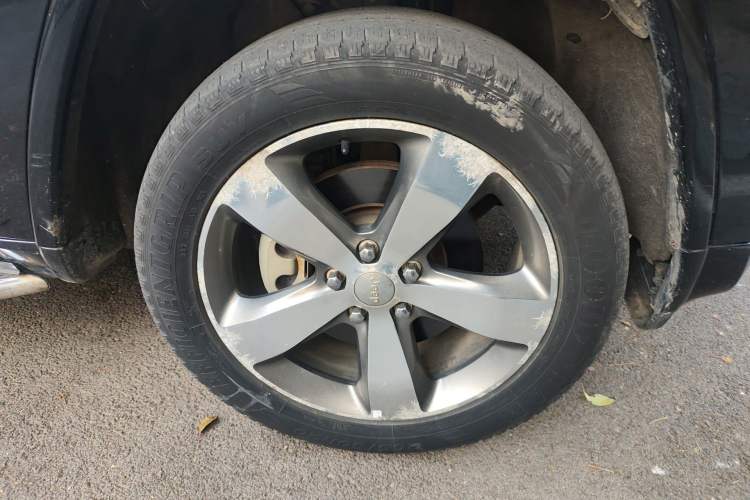 Used Jeep Grand Cherokee 2015 3.6L Luxury Navigation Edition Right Front Wheel Hub