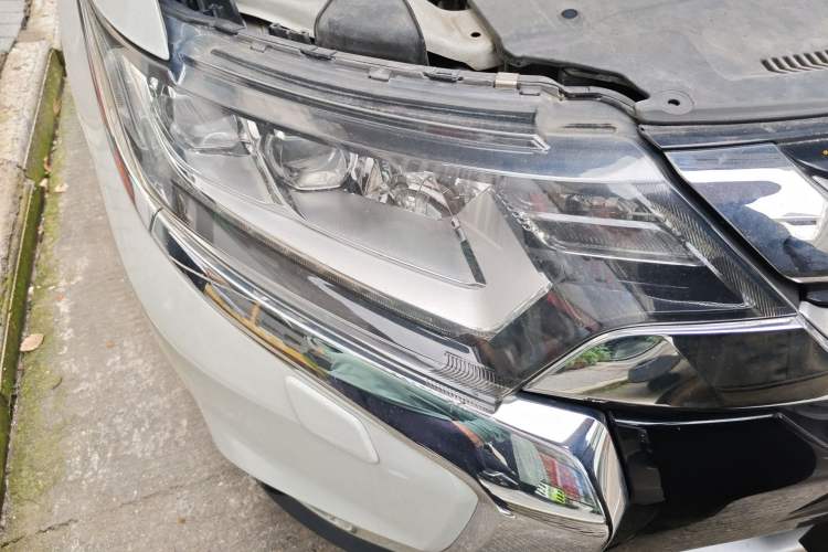 Used Mitsubishi Outlander 2016 2.4L 4x4 Luxury Edition 7-Seater Right Front Headlight