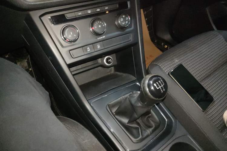 Used Volkswagen Touran 2016 Volkswagen Touran L 280TSI Manual Trend Edition Gear Lever