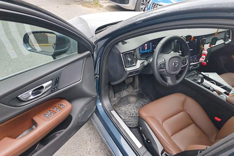 Used Volvo S60 2023 B4 Zhiyi Luxury Edition
