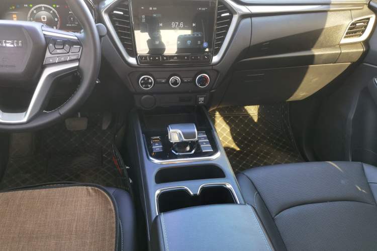 Used Isuzu D-MAX 2023 2.5T Automatic Two-Wheel Drive Diesel Navigation Edition Long Wheelbase