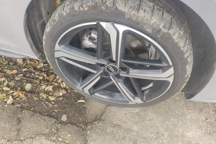 Used Audi A4L 2025 2 Million Units Enjoyment Version 40 TFSI Luxury Dynamic Edition Right Front Wheel Hub