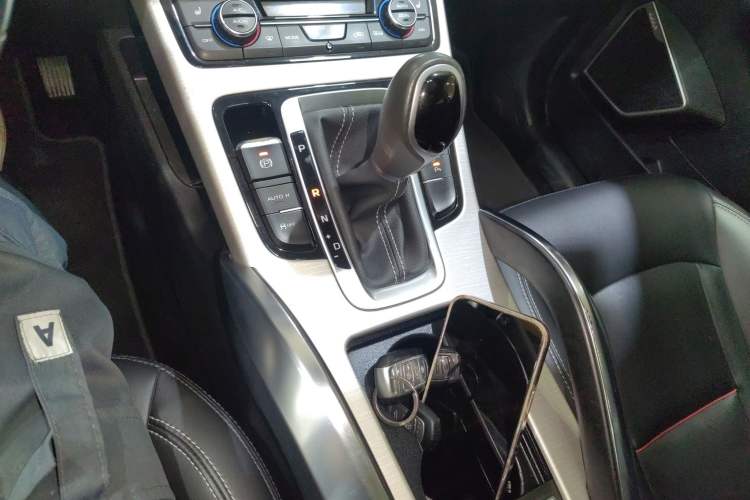 Used Geely Auto Emgrand X7 Sport 2018 1.8TD Automatic Two-Wheel Drive Smart Connect 4G Internet Edition Gear Lever