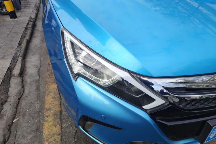 Used BYD Qin New Energy 2015 1.5T Dual-Crown Flagship Plus Edition Right Front Headlight