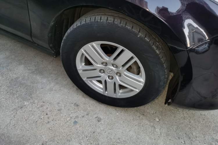 Used Mazda 8 2013 2.5L Elite Edition Right Front Wheel Hub
