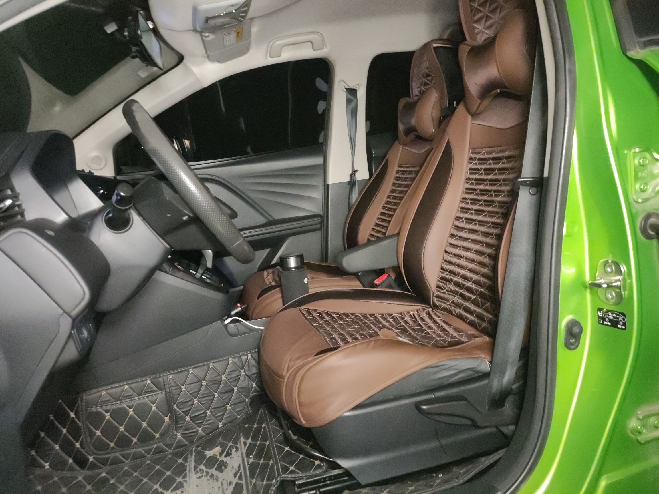 المقاعد الأمامية داخل السيارة