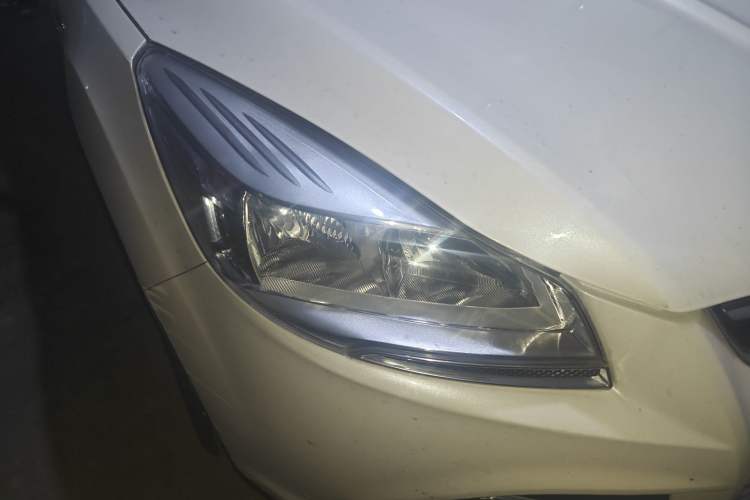 Used Ford Kuga 2013 1.6L GTDi Two-Wheel-Drive Trend Model Right Front Headlight