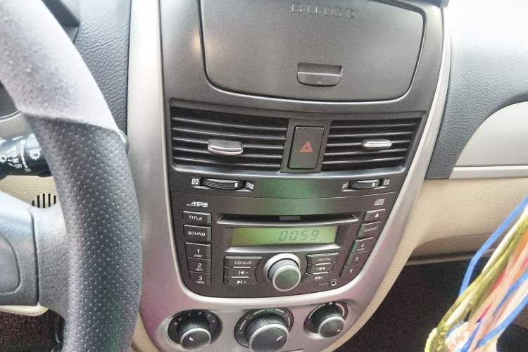 Used Buick Excelle 2011 1.6LX-AT Audio And AC Panel