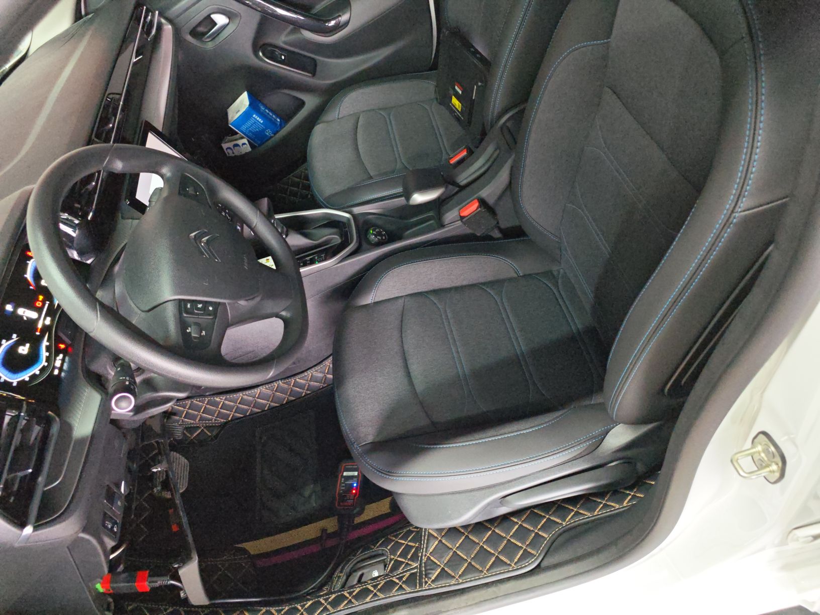 المقاعد الأمامية داخل السيارة