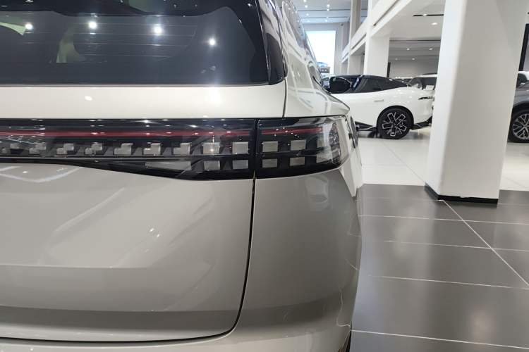 Used Dongfeng eπ eπ008 2024 210Max Range-Extended Version 6 Seats