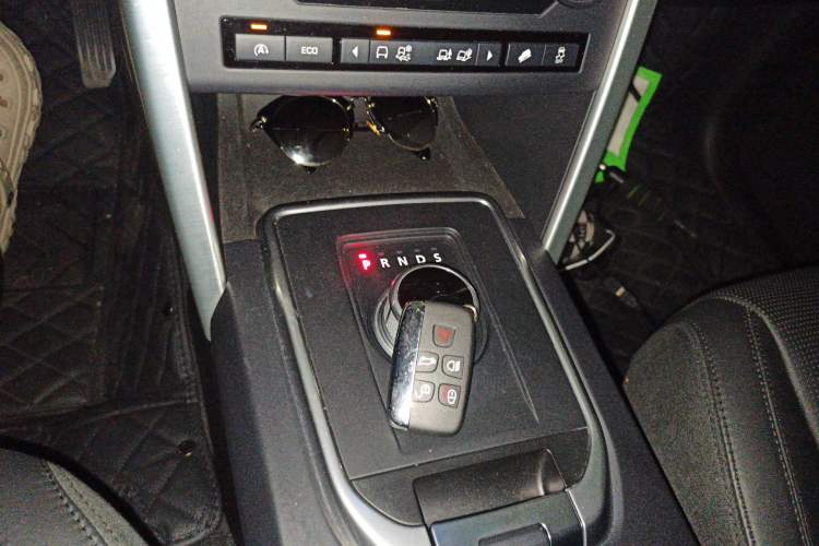 Used Land Rover Discovery Sport 2015 2.0T HSE LUXURY Gear Lever