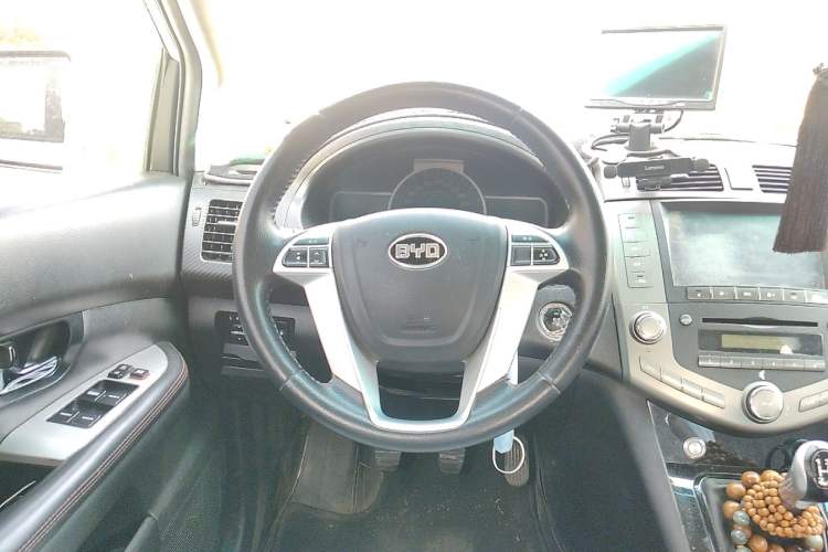 Used BYD S6 2014 2.0L Manual Luxury 5-Seater Steering Wheel