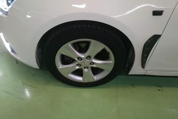 Used Chevrolet Cruze 2013 Hatchback 1.6T Automatic Flagship Model Left Front Wheel Hub