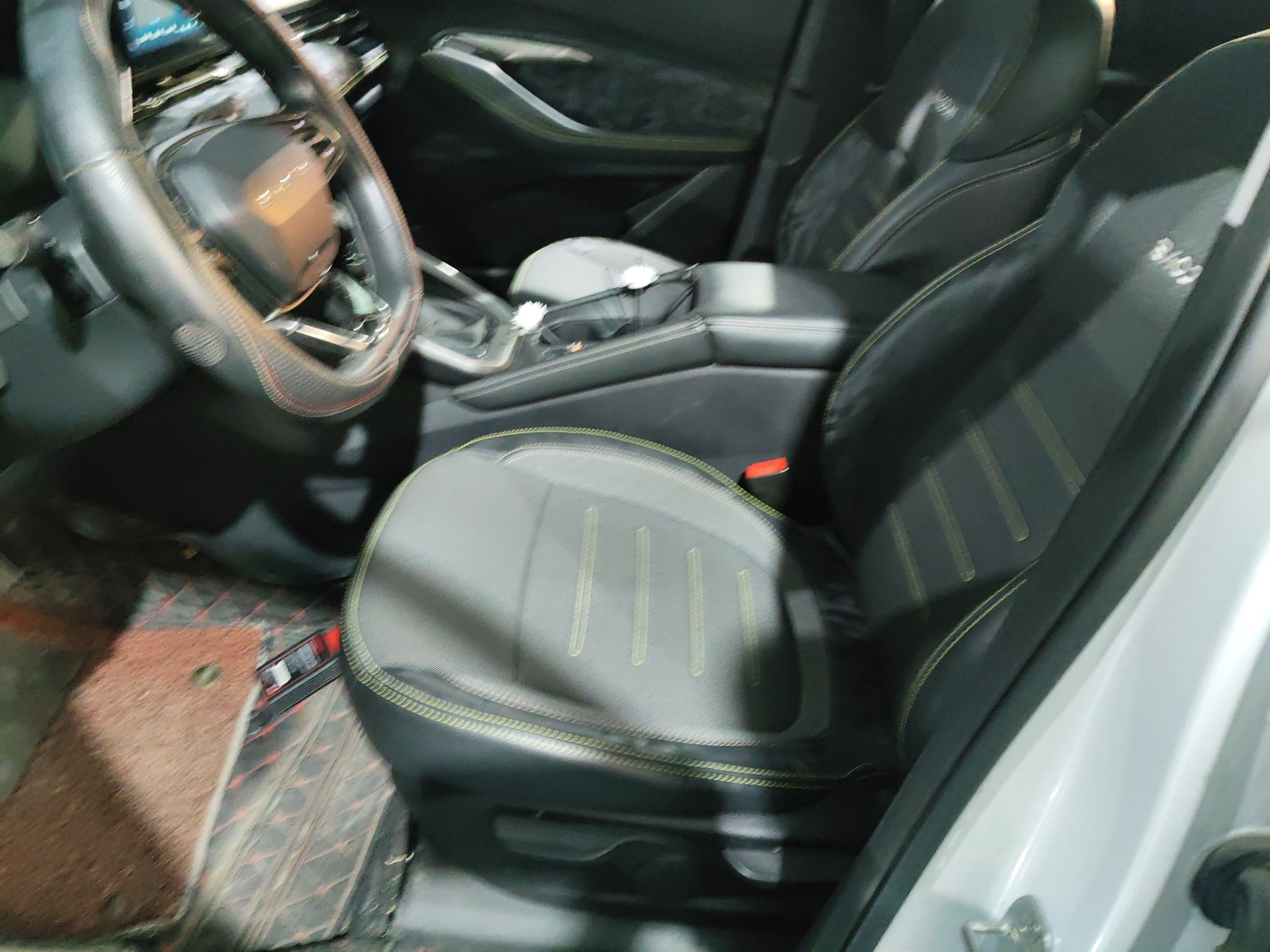 Переднее сиденье в автомобиле