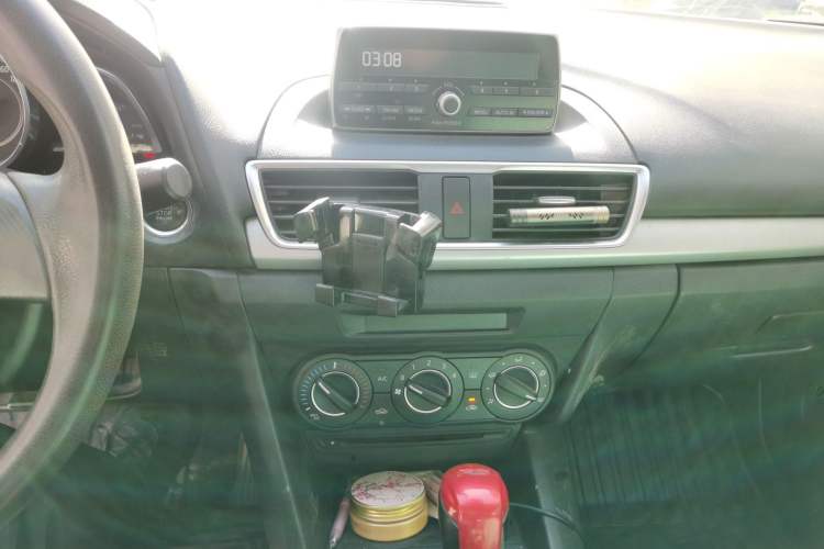 Used Mazda 3 Axela 2014 Sedan 1.5L Automatic Comfort Model
