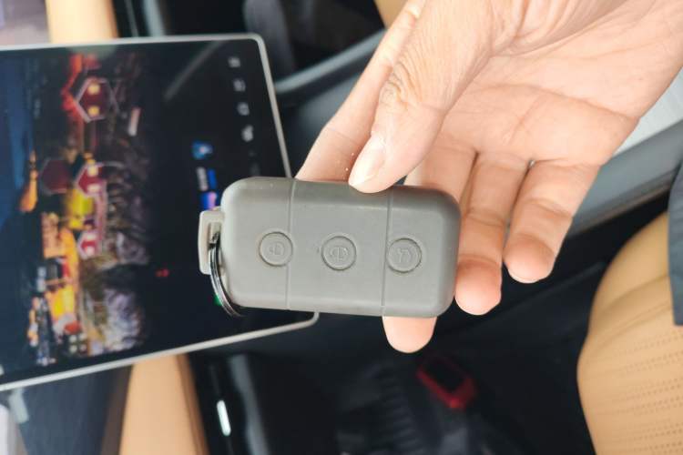 Used Geely Galaxy L7 2024 1.5T 115 km PLUS Dragon Edition Vehicle Key