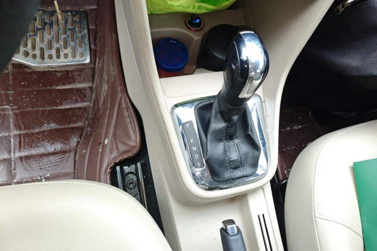 Used Volkswagen Santana 2013 1.6L Automatic Comfort Edition Gear Lever