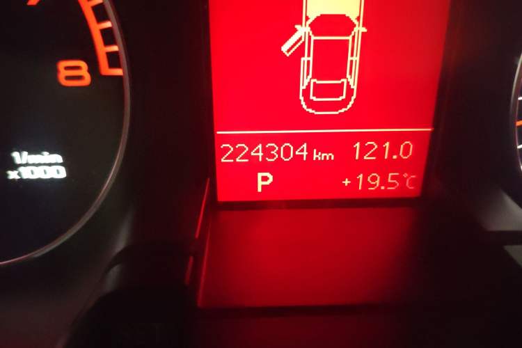 Used Audi A4L 2012 2.0 TFSI automatic Comfort trim level Odometer Close Up