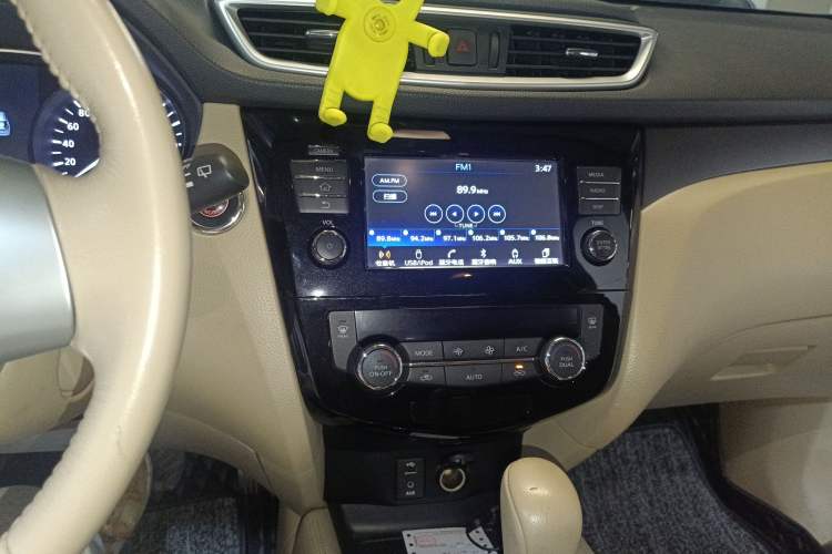 Used Nissan X-Trail 2014 2.0L CVT Comfort Edition 2WD Audio And AC Panel