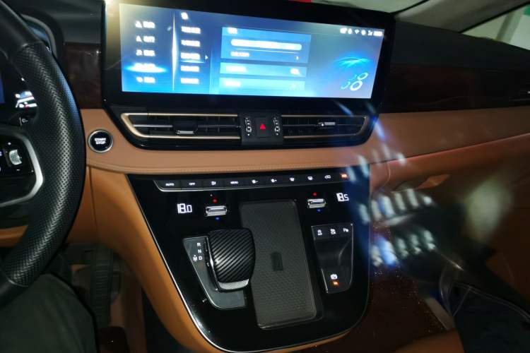 Used Hongqi HQ9 2023 2.0T Smart Connect Flagship Edition Audio And AC Panel