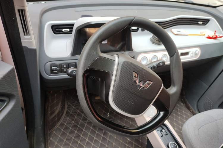 Used Wuling Hongguang MINIEV 2021 Macaron Fashion Model Lithium Iron Phosphate Center Console