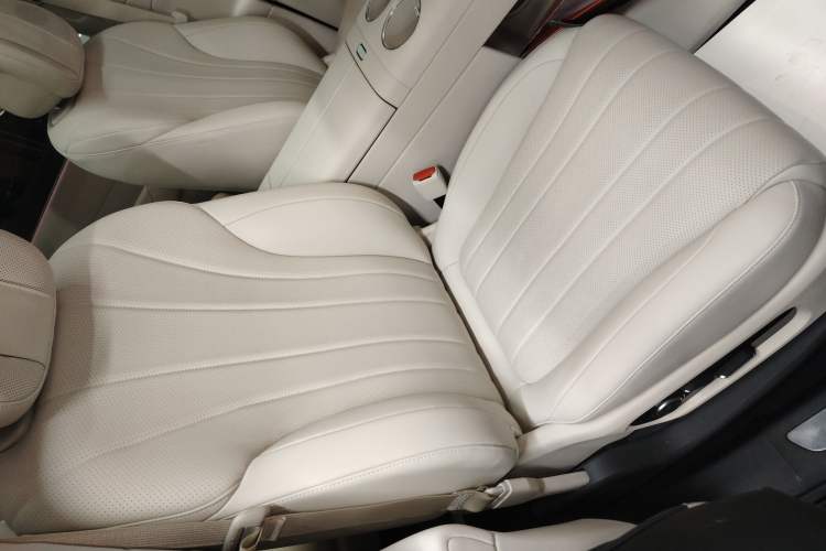 Used Hima AITO M8 2025 Extended-Range Max Version 37 kWh 6-Seater Right Front Seat