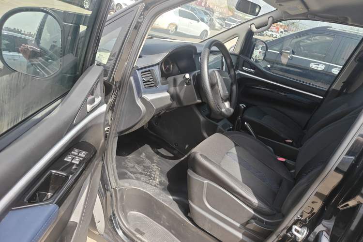 Used FORTHING Lingzhi 2022 Striving Version M5L 1.6L Base Model 9-Seater Driver Seat