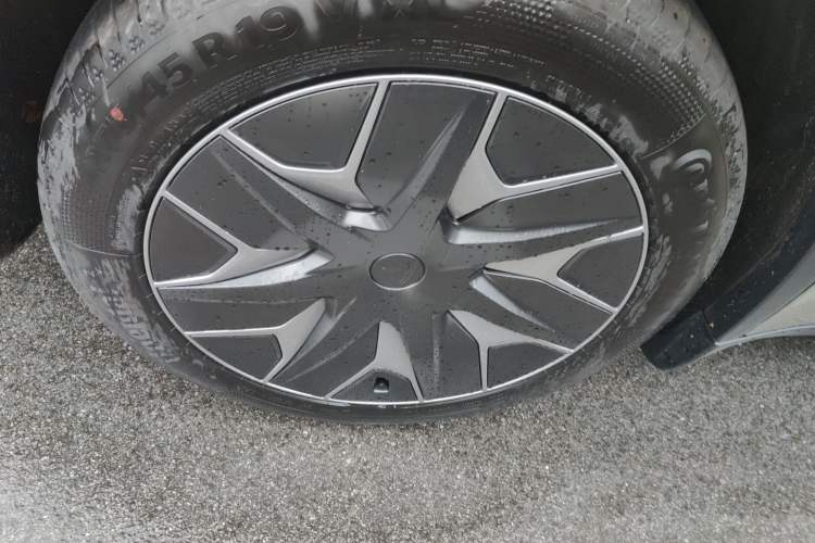 Used Tesla Model Y L 2025 Model Long-Range All-Wheel-Drive Version