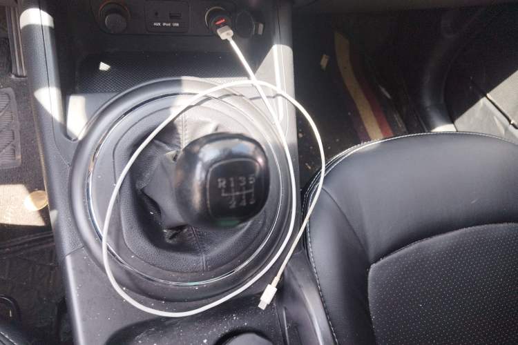 Used Kia Sportage R 2012 2.0L Manual Two-Wheel Drive GL Trim Gear Lever