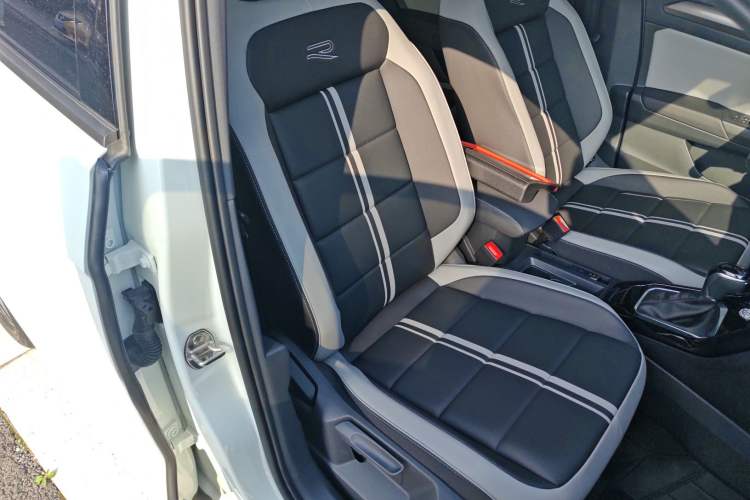 Used Volkswagen T-ROC 2025 300TSI DSG Two-Wheel Drive Chen Guang Edition