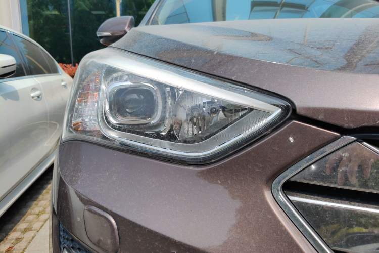 Used Hyundai Santa Fe Classic 2013 3.0L 4x4 Luxury Edition 7 Seats Euro V Right Front Headlight