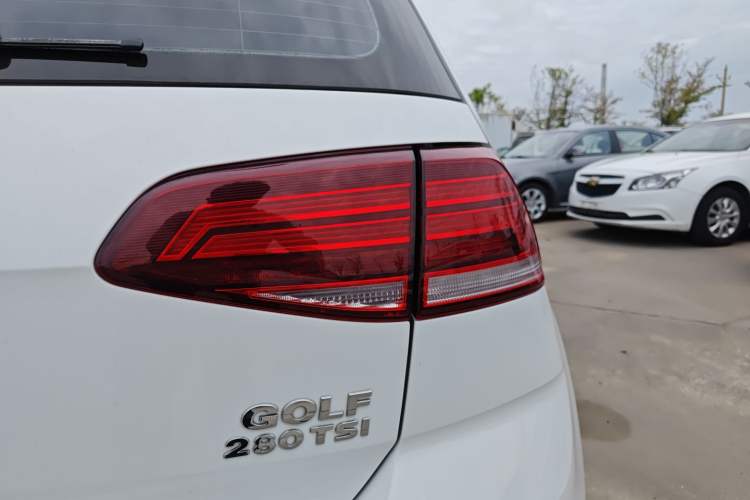 Used Volkswagen Golf 2020 Zhiai Edition 200TSI DSG Comfortable & Ambitious Version Exterior 3