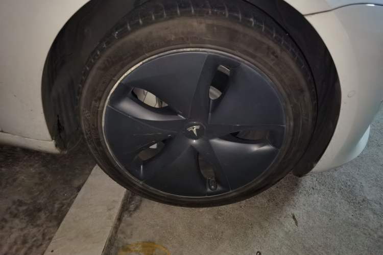 Used Tesla Model 3 2020 Long-Range Rear-Wheel-Drive Version Right Front Wheel Hub