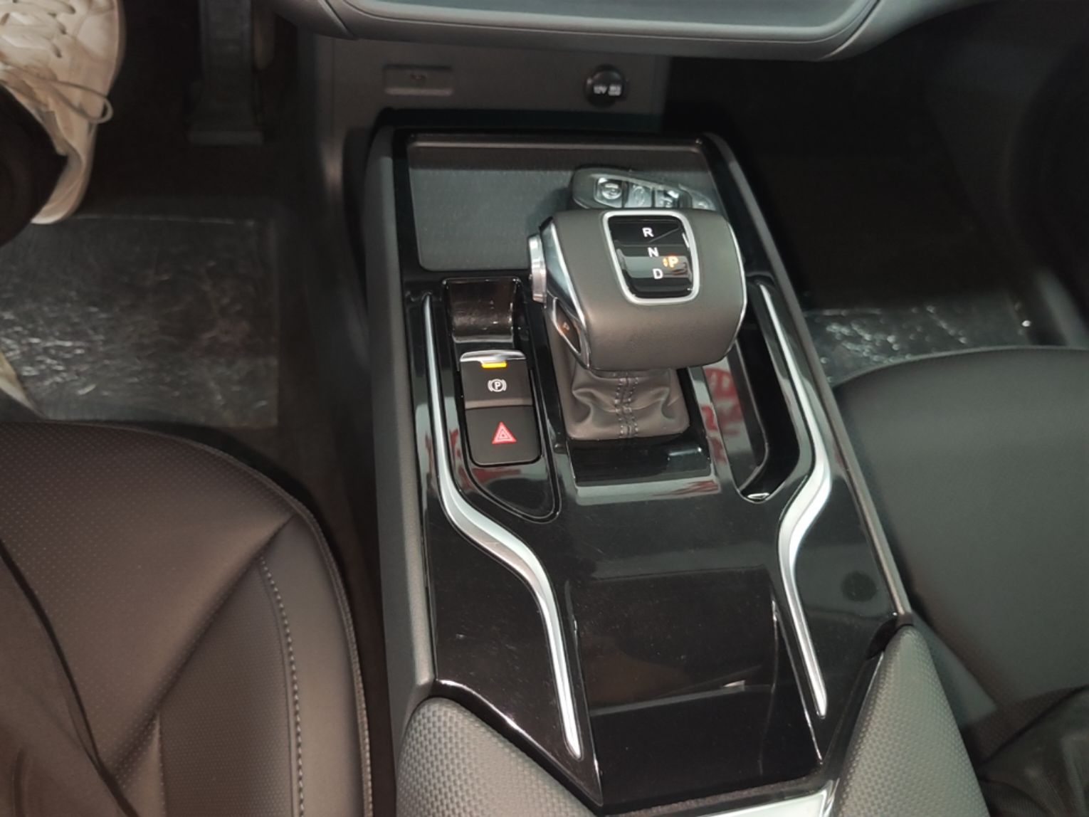 Hongqi E-QM5 2023 Revised Version Basic Travel Edition — снимка 16