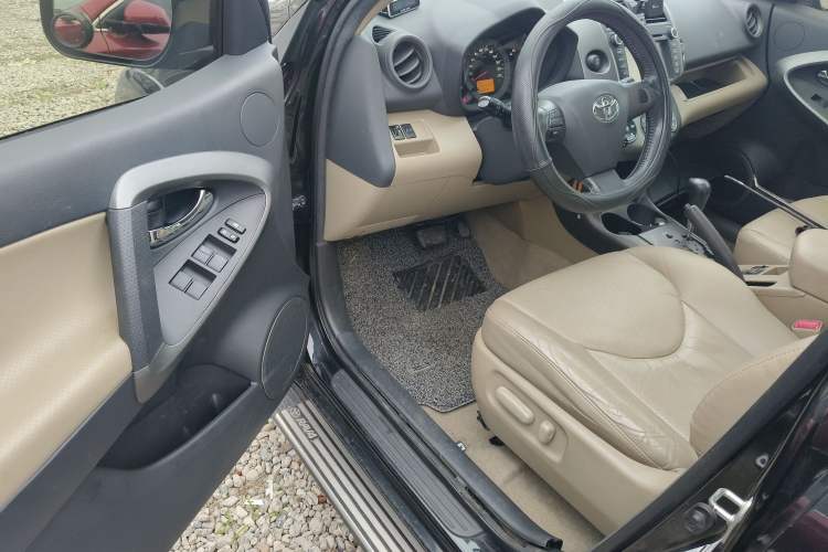 Used Toyota RAV4 2012 Luxurious 2.4L Automatic 4x4 with Stylish Features
