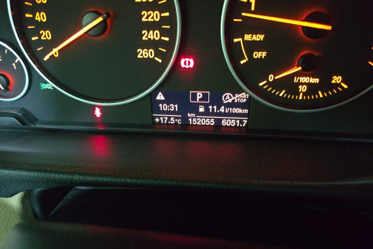 Used BMW 3 Series 2014 320Li Fashion Model Odometer Close Up