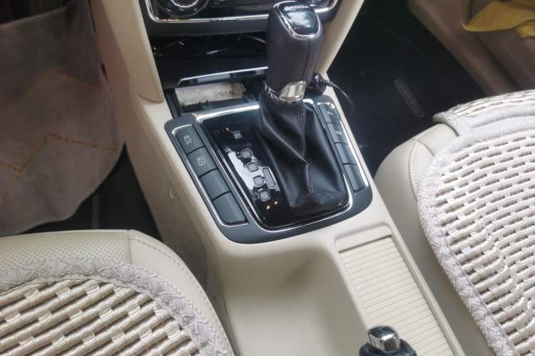 Used Skoda Superb 2013 1.8TSI Automatic Yashi Edition Gear Lever