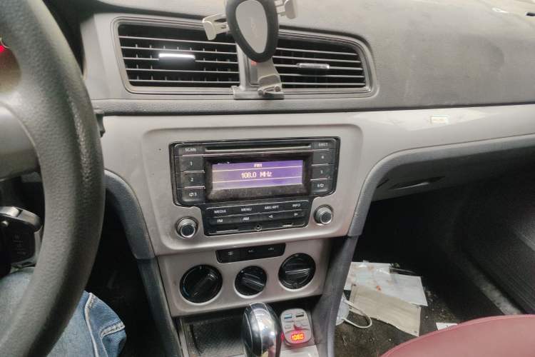 Used Volkswagen Lavida 2013 Revised Classic 1.6L Automatic Fashion Edition Audio And AC Panel