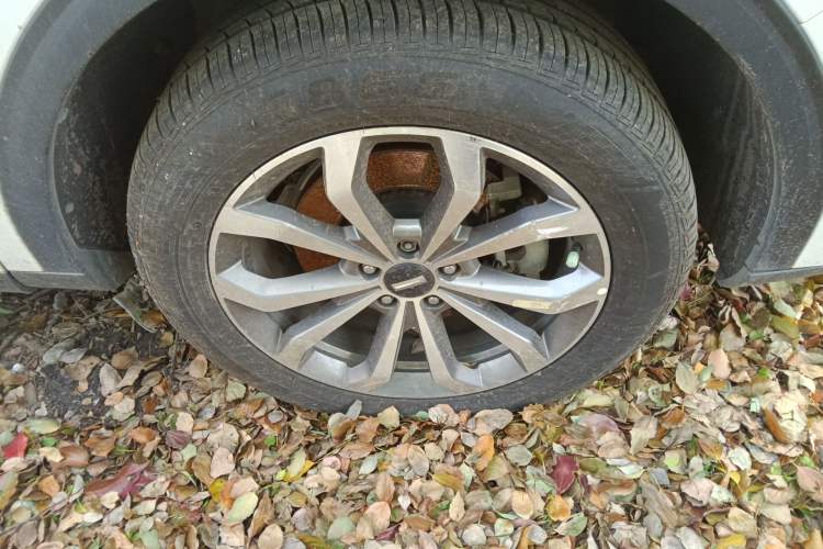 Used Wey VV6 2018 2.0T Two-Wheel-Drive Ultra-Luxury Version China V Standard Right Front Wheel Hub