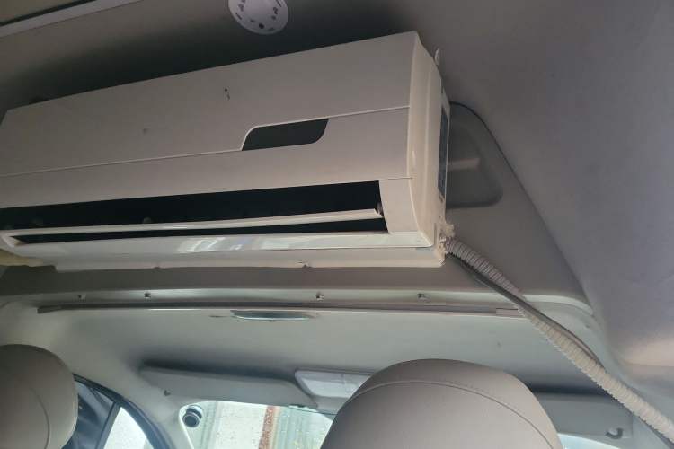 Used Ford Transit 2017 2.0T Diesel Multi-Purpose Commercial Vehicle Mid-Drive Mid-Roof China IV Standard
