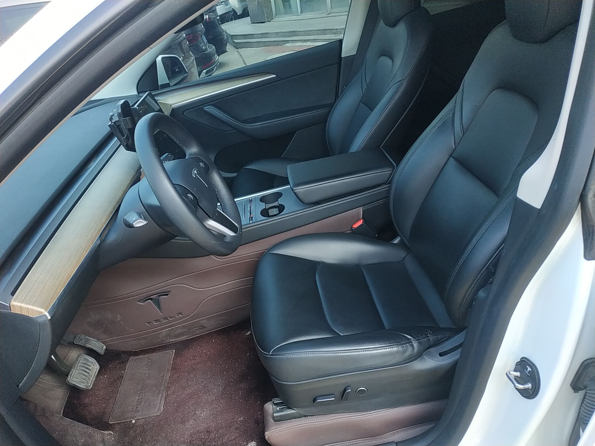 Переднее сиденье в автомобиле