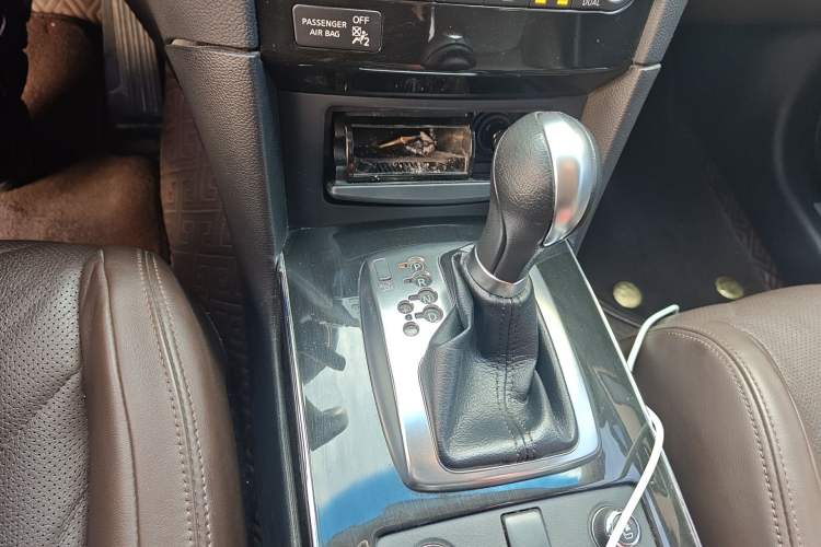 Used Infiniti QX70  Gear Lever