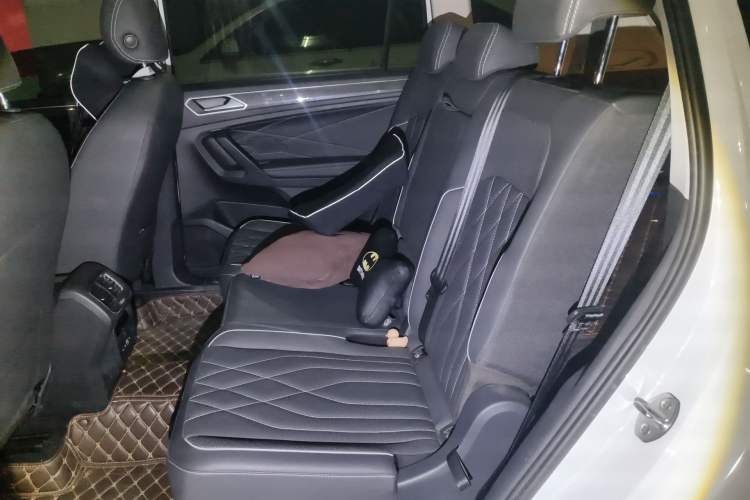 Used Volkswagen Tiguan L 2023 380TSI Automatic All-Wheel Drive R-Line Enhanced 7-Seater Left Rear Seat