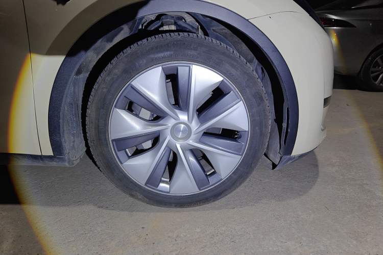 Used Tesla Model Y 2021 Standard Range Rear-Wheel Drive Version Right Front Wheel Hub