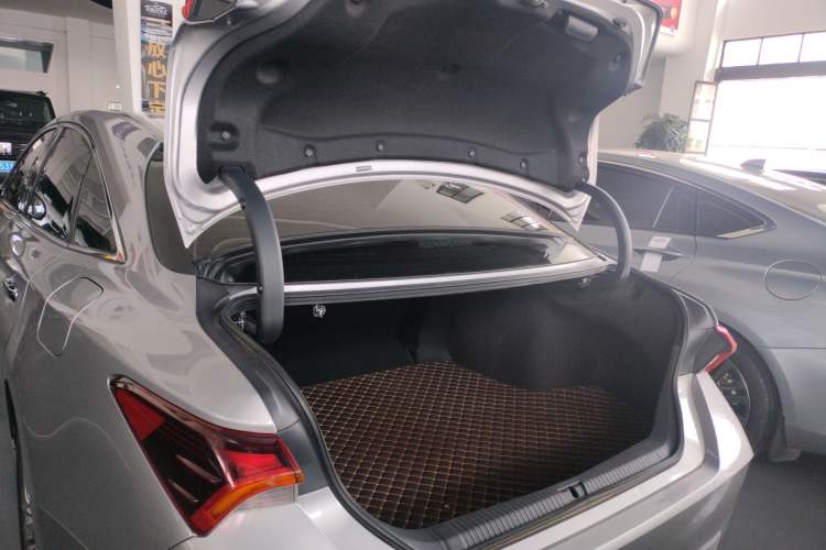 Used Toyota Avalon 2019 Dual-Engine 2.5L Luxury Edition China VI Standard
