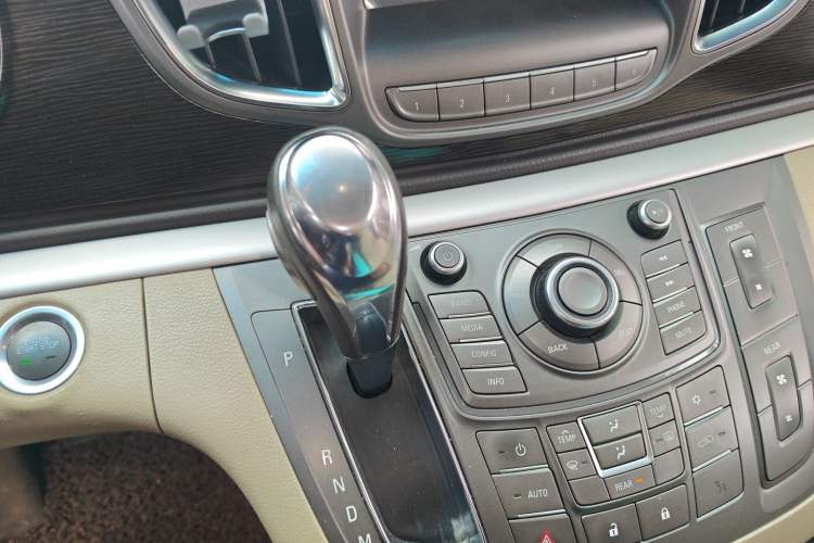 Used Buick GL8 2013 2.4L LT Luxury Business Executive Edition
